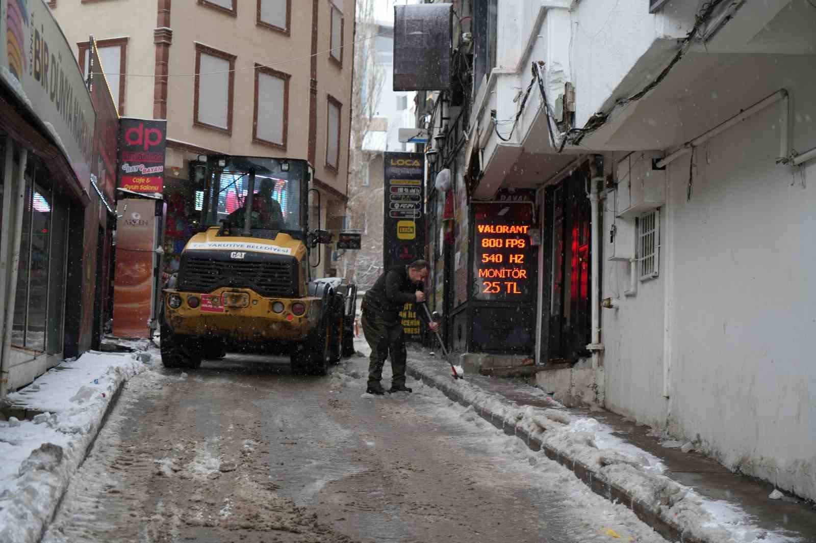 Erzurum’da kar yağışı etkili oluyor
