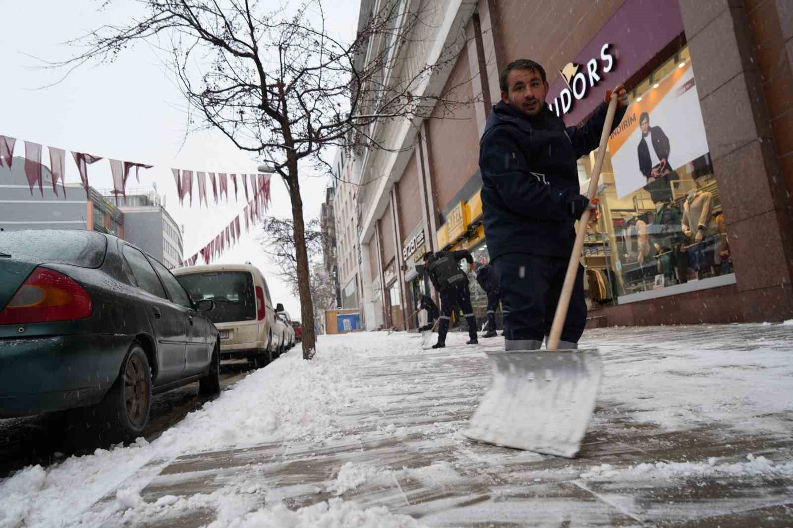 Erzurum’da kar yağışı etkili oluyor
