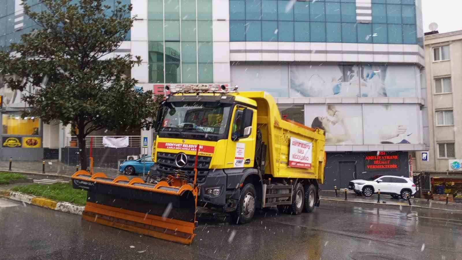 Esenyurt Belediyesi olumsuz hava şartlarına karşı 24 saat görev başında
