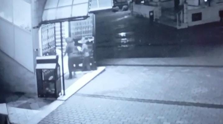 Eşi tarafından darp edilen kadın çocuğu ile birlikte camiye böyle sığındı
Eşi tarafından darp edilen kadın çocuğu ile birlikte camiye böyle sığındı