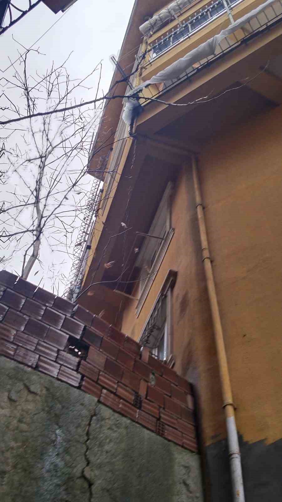 Eyüpsultan’da istinat duvarı çöktü: Bir dairede hasar oluştu
