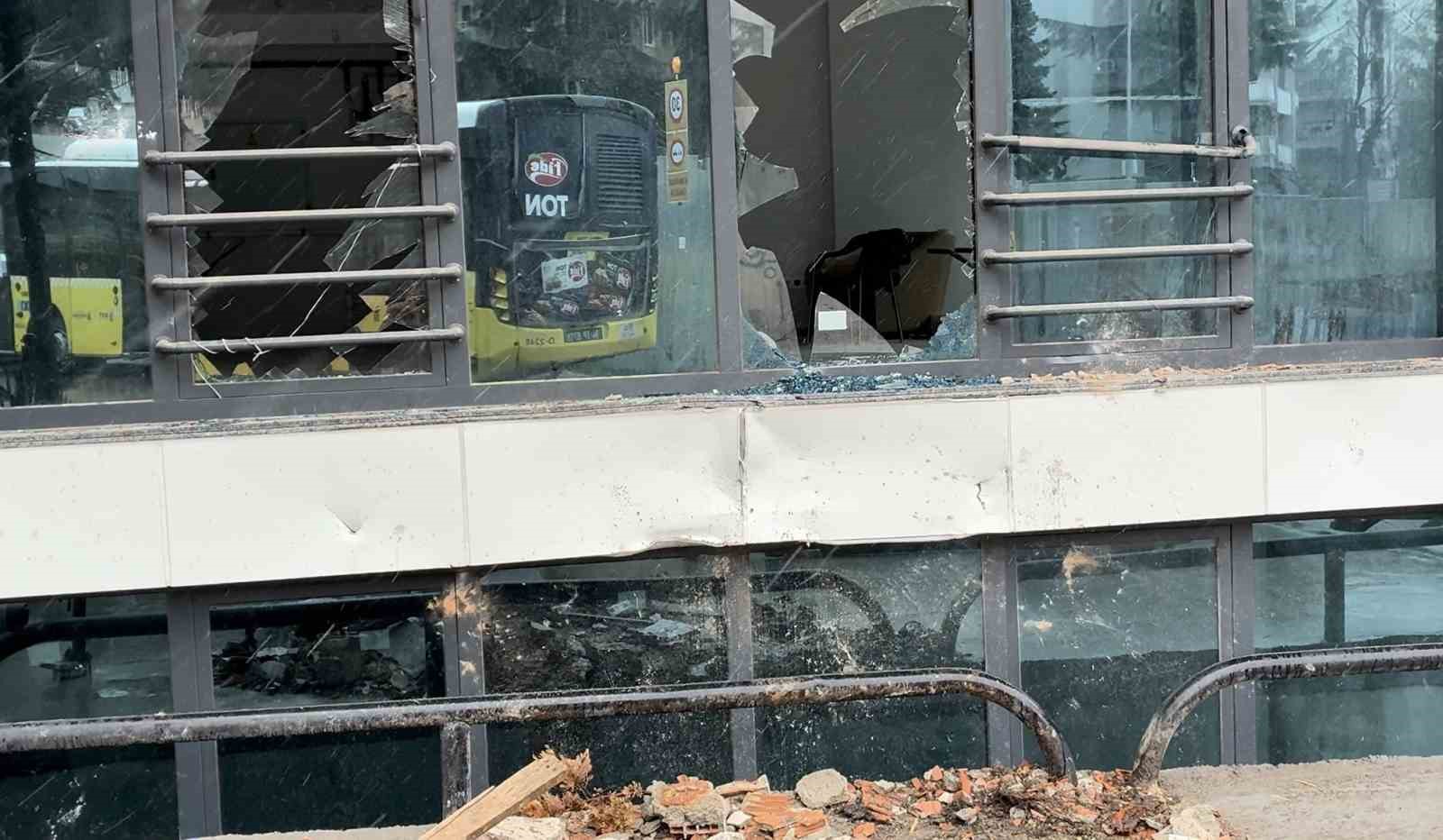 Fren yerine gaza basan sürücünün yaptığı akıl almaz kaza kameraya yansıdı
