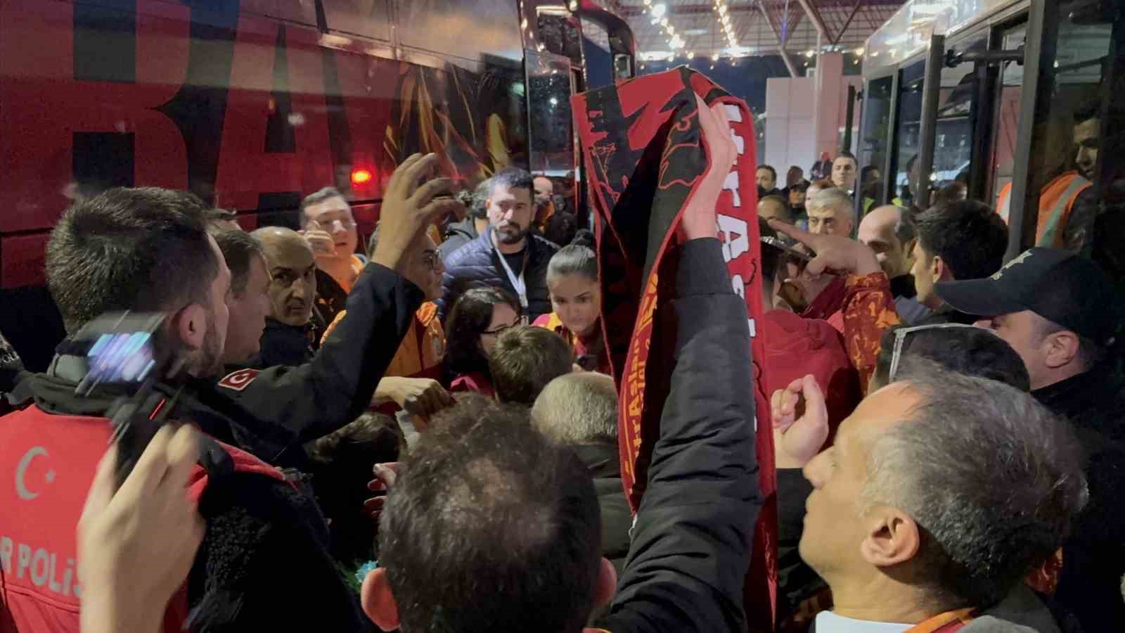 Galatasaray, Fethiye’de çiçeklerle karşılandı
