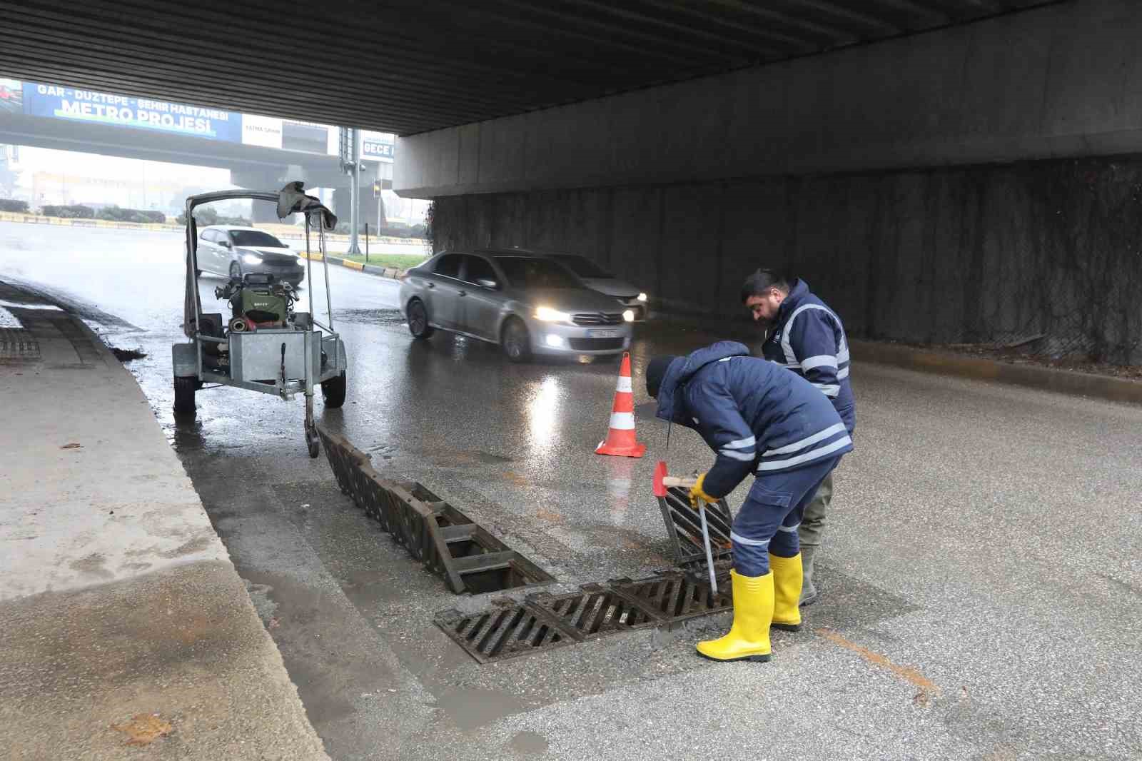 Gaziantep Büyükşehir, beklenen yoğun yağışa karşı önlem aldı
Gaziantep Büyükşehir, beklenen yoğun yağışa karşı önlem aldı