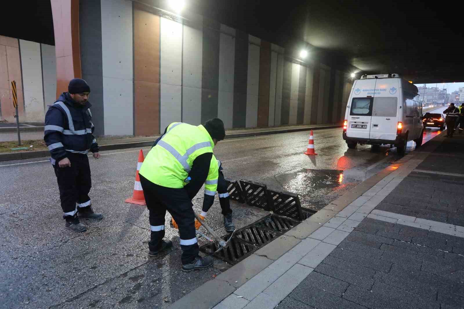 Gaziantep Büyükşehir, beklenen yoğun yağışa karşı önlem aldı
Gaziantep Büyükşehir, beklenen yoğun yağışa karşı önlem aldı