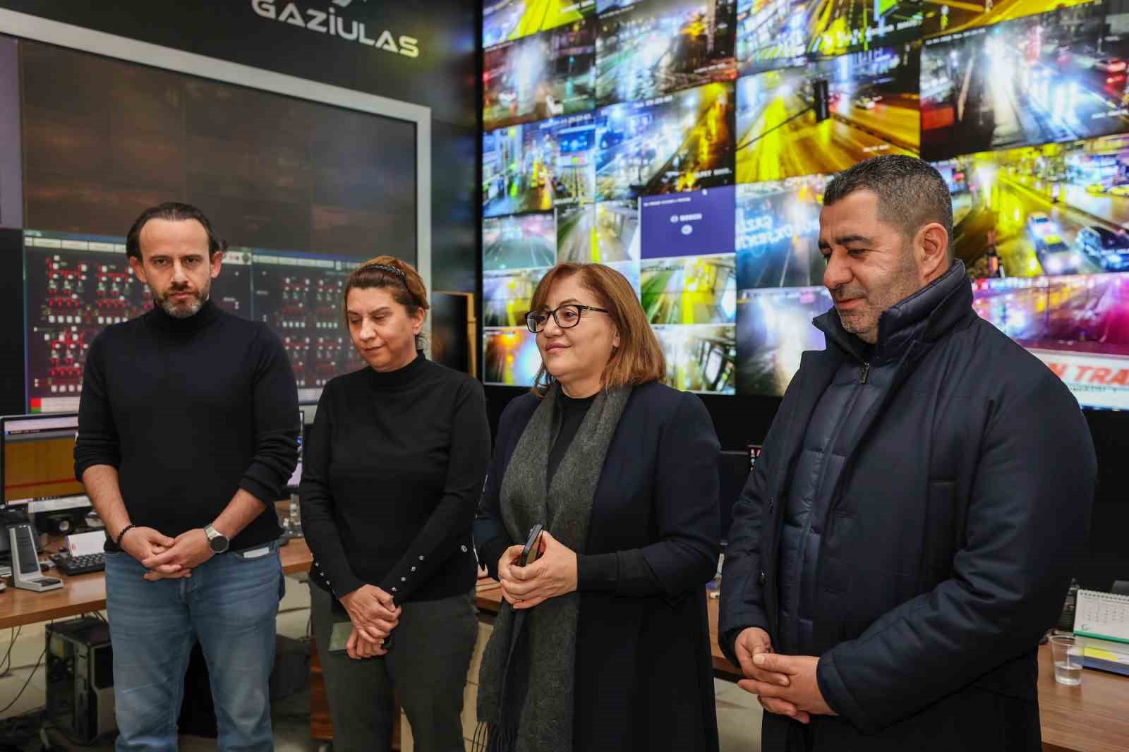 Gaziantep Büyükşehir, beklenen yoğun yağışa karşı önlem aldı
Gaziantep Büyükşehir, beklenen yoğun yağışa karşı önlem aldı