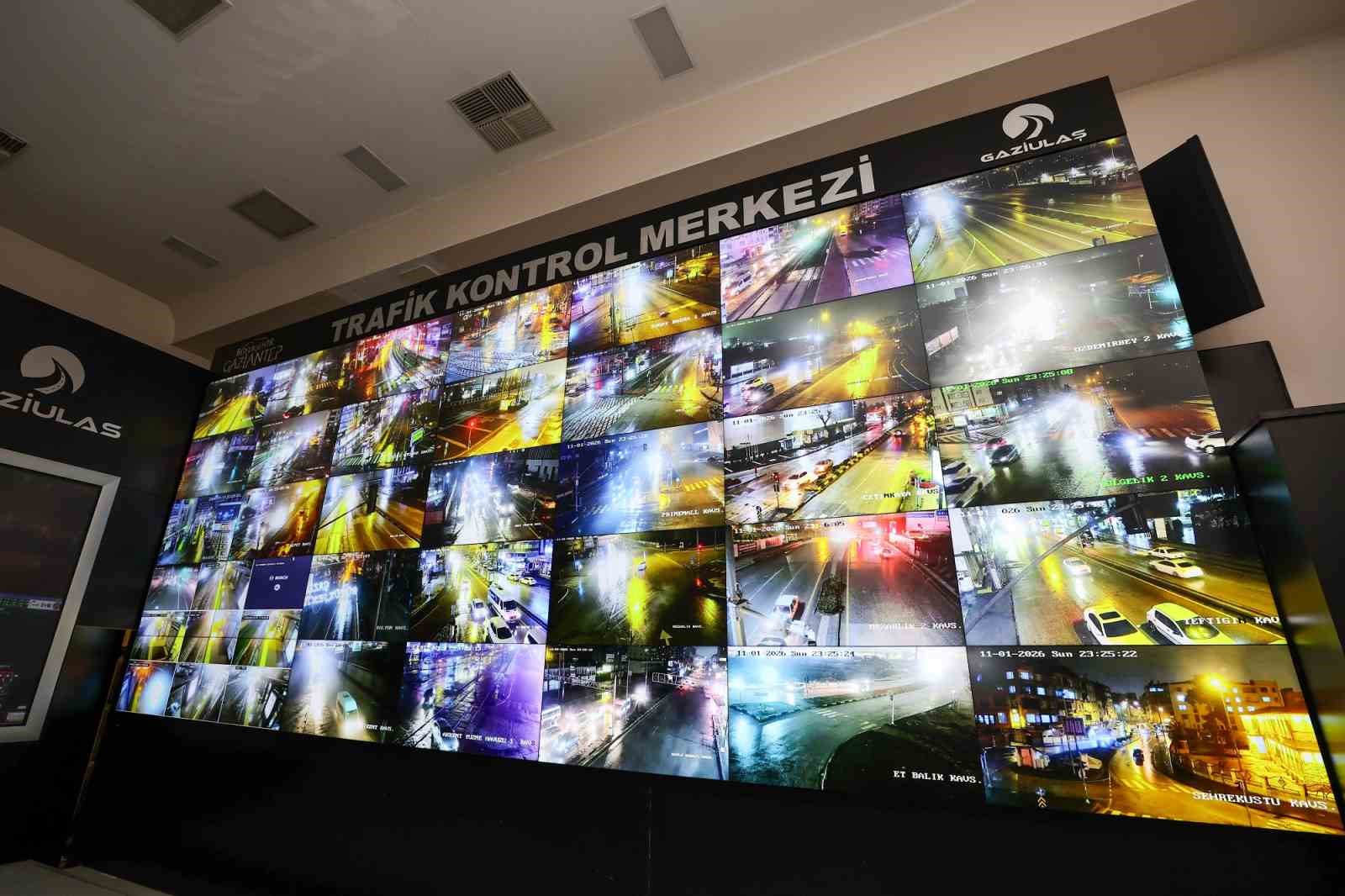 Gaziantep Büyükşehir, beklenen yoğun yağışa karşı önlem aldı
Gaziantep Büyükşehir, beklenen yoğun yağışa karşı önlem aldı