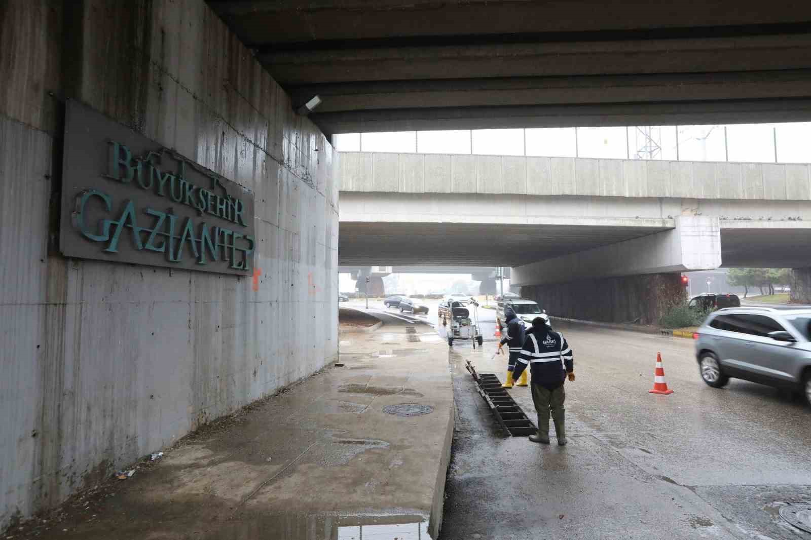 Gaziantep Büyükşehir, beklenen yoğun yağışa karşı önlem aldı
Gaziantep Büyükşehir, beklenen yoğun yağışa karşı önlem aldı