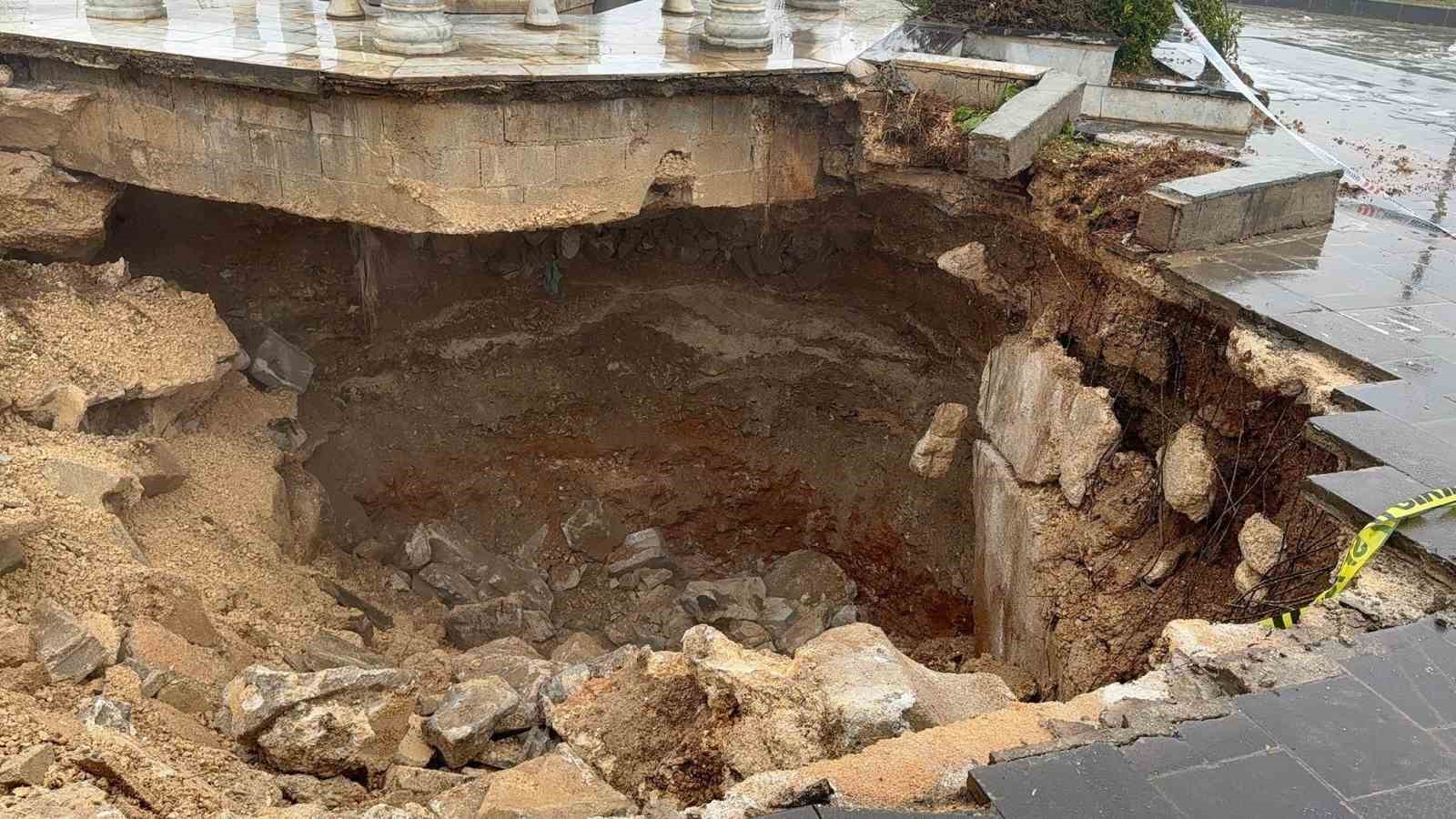 Gaziantep’te yoğun yağış sonrası cami avlusu çöktü
