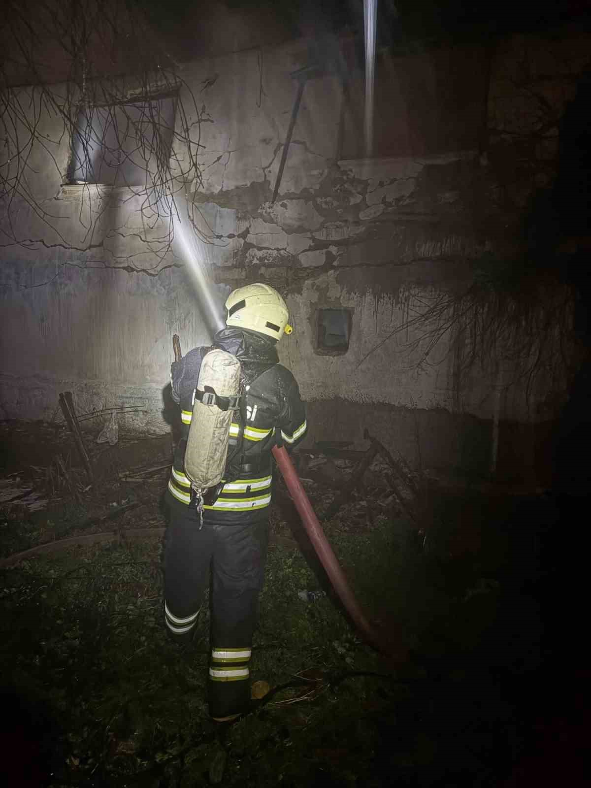 Gece yarısı çıkan yangında 1 ev kullanılamaz hale geldi
