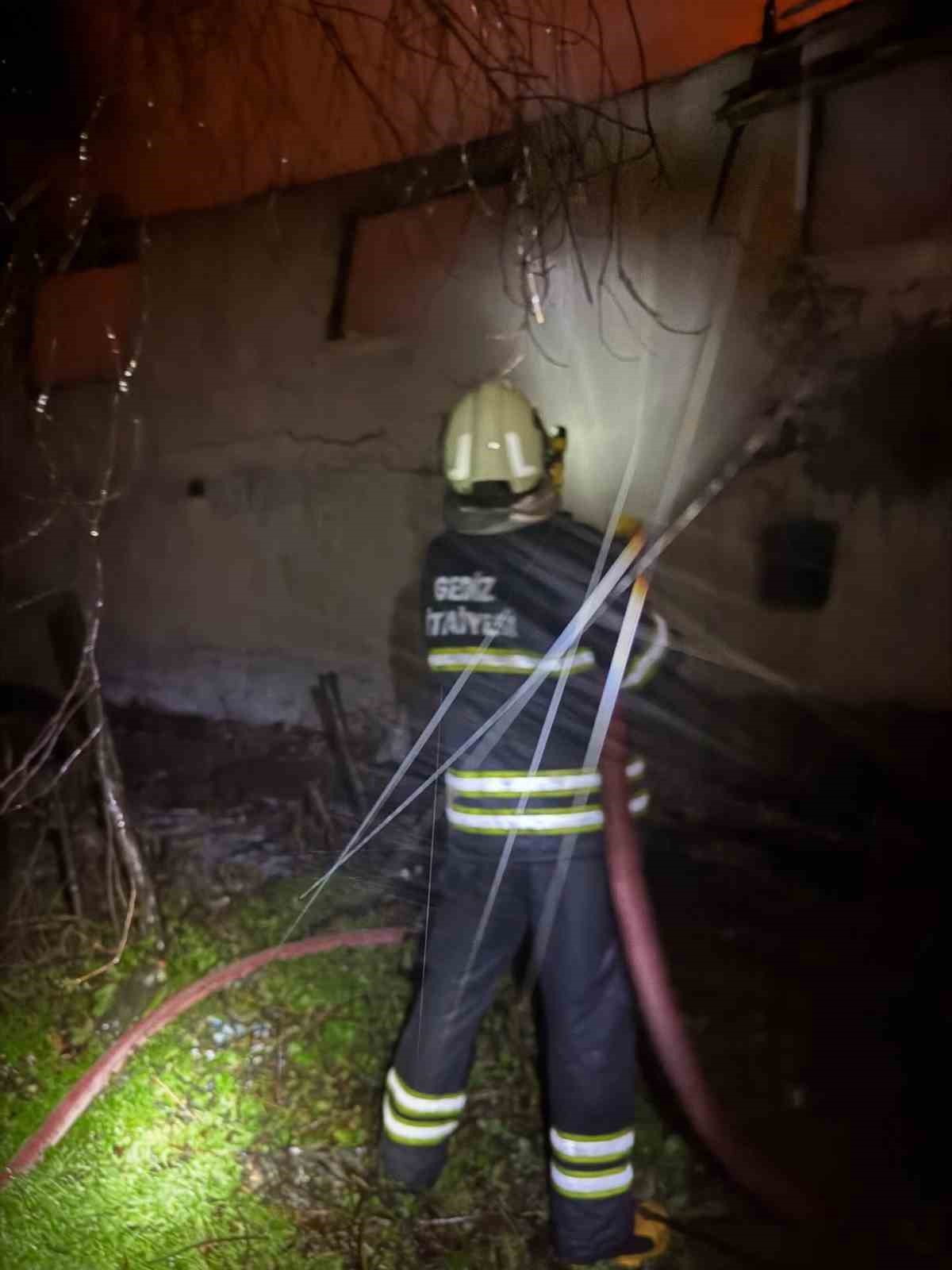 Gece yarısı çıkan yangında 1 ev kullanılamaz hale geldi
