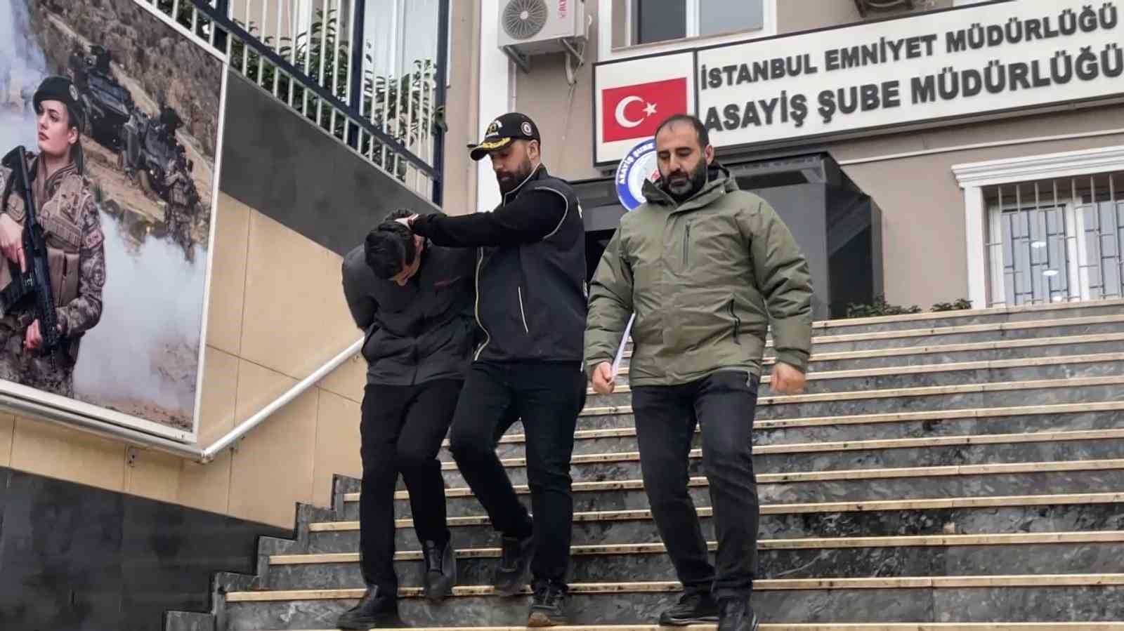 Göztepe’de kendisini bankacı olarak tanıtıp 809 bin lira dolandıran şüpheli yakalandı
Göztepe’de kendisini bankacı olarak tanıtıp 809 bin lira dolandıran şüpheli yakalandı