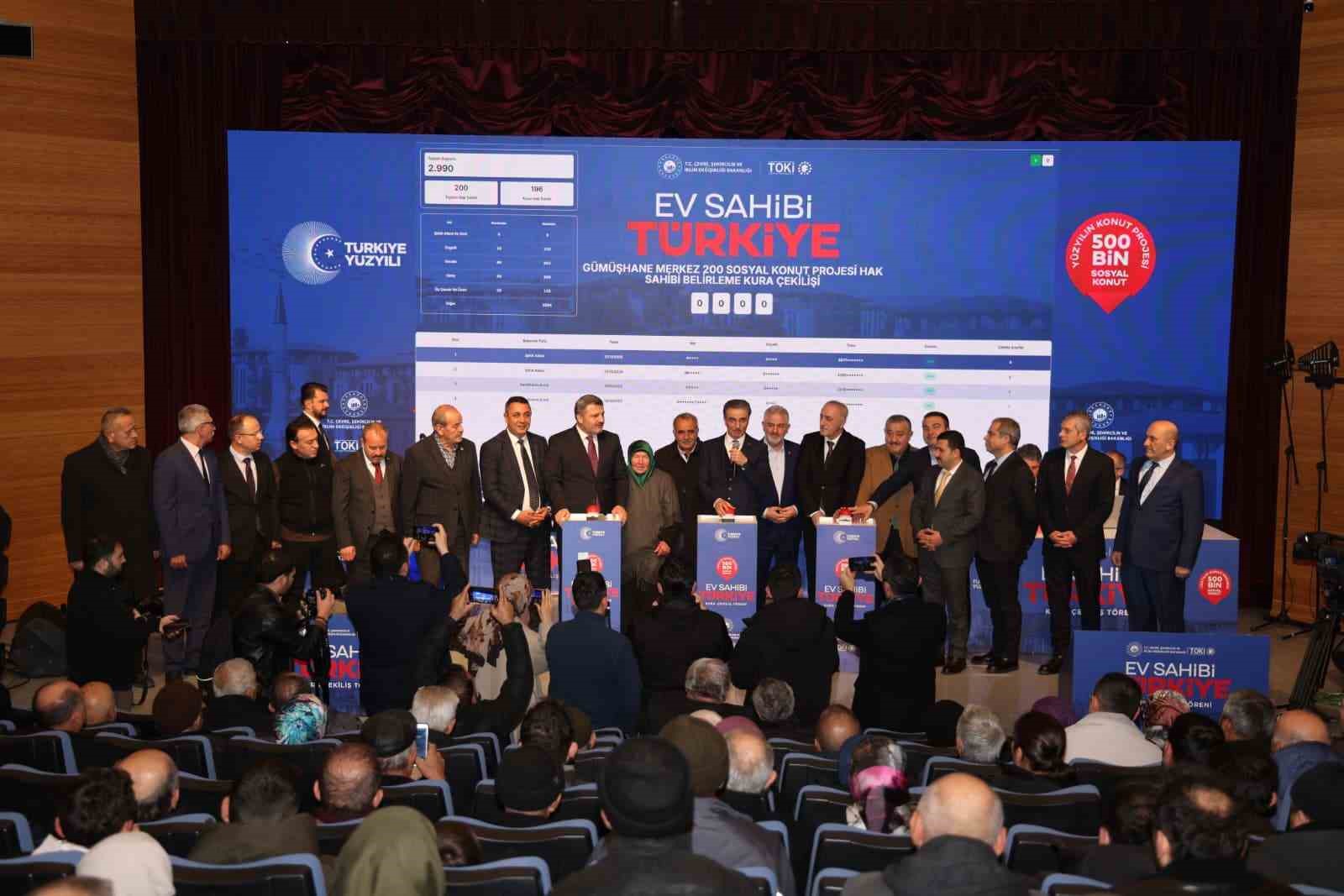 Gümüşhane’de TOKİ kura çekimiyle 940 konutun hak sahipleri belirlendi
Gümüşhane’de TOKİ kura çekimiyle 940 konutun hak sahipleri belirlendi