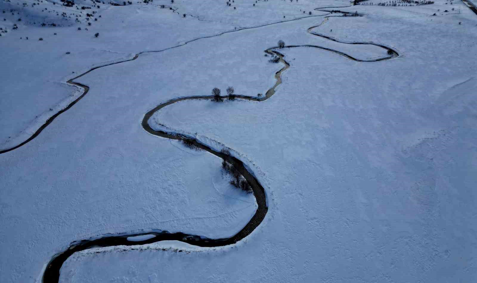 Güzeldere mendereslerinin kar manzarası hayran bıraktı
