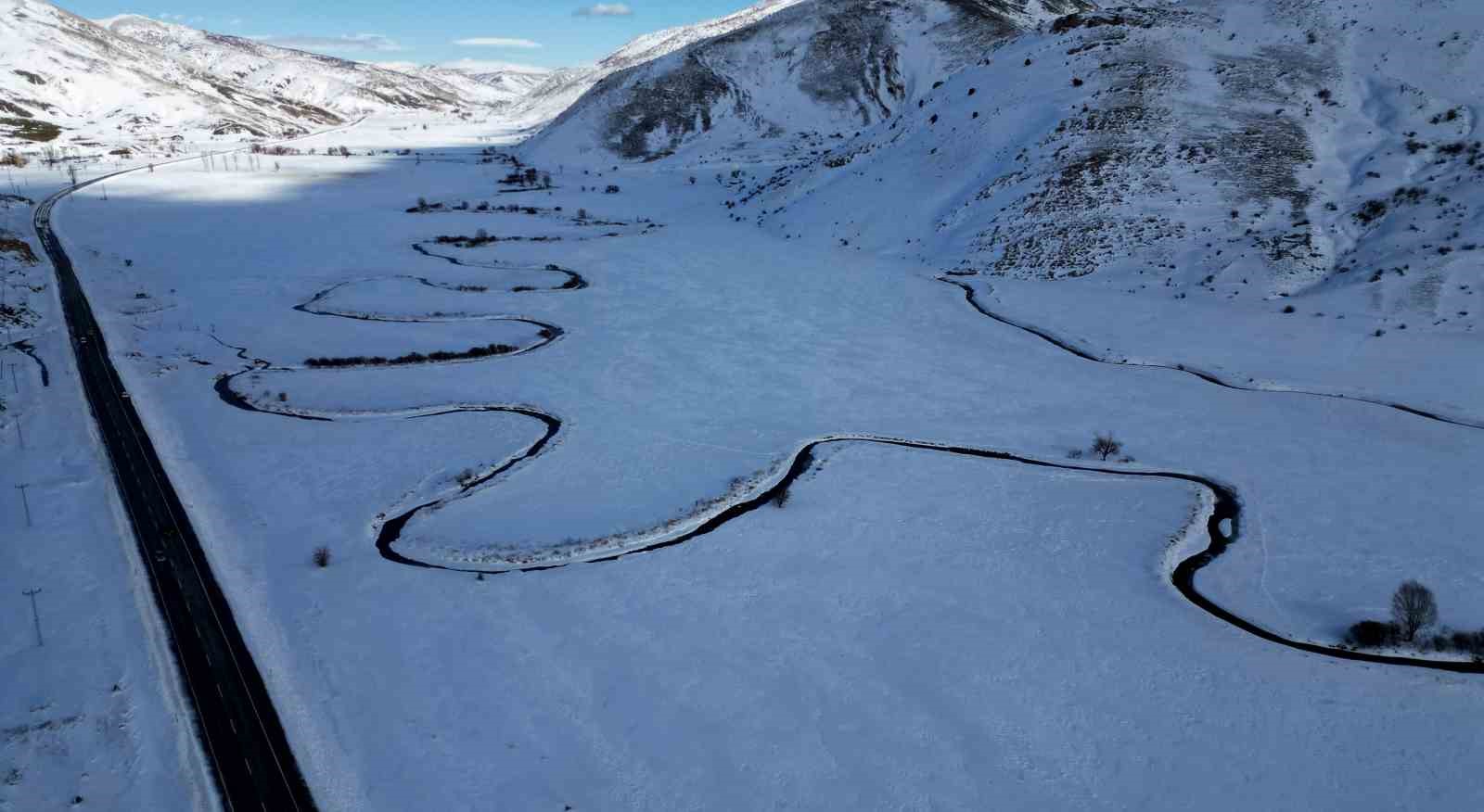 Güzeldere mendereslerinin kar manzarası hayran bıraktı
