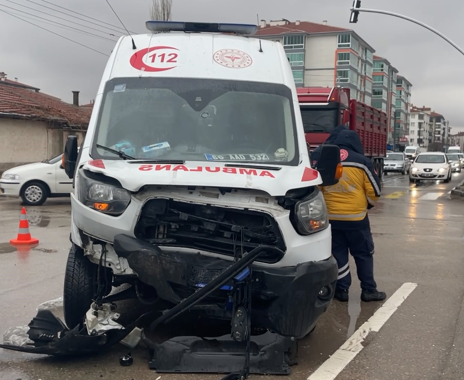 Hasta taşıyan ambulansla hafif ticari araç çarpıştı: 8 yaralı
Hasta taşıyan ambulansla hafif ticari araç çarpıştı: 8 yaralı