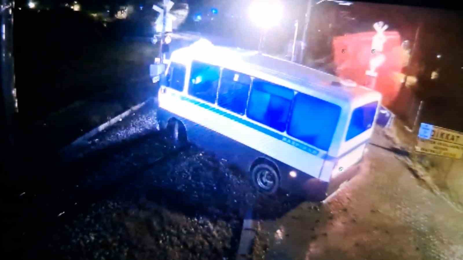 Hemzemin geçitte mahsur kalan dolmuşa tren çarptı, sürücü saniyelerle kurtuldu... Feci kaza kamerada
