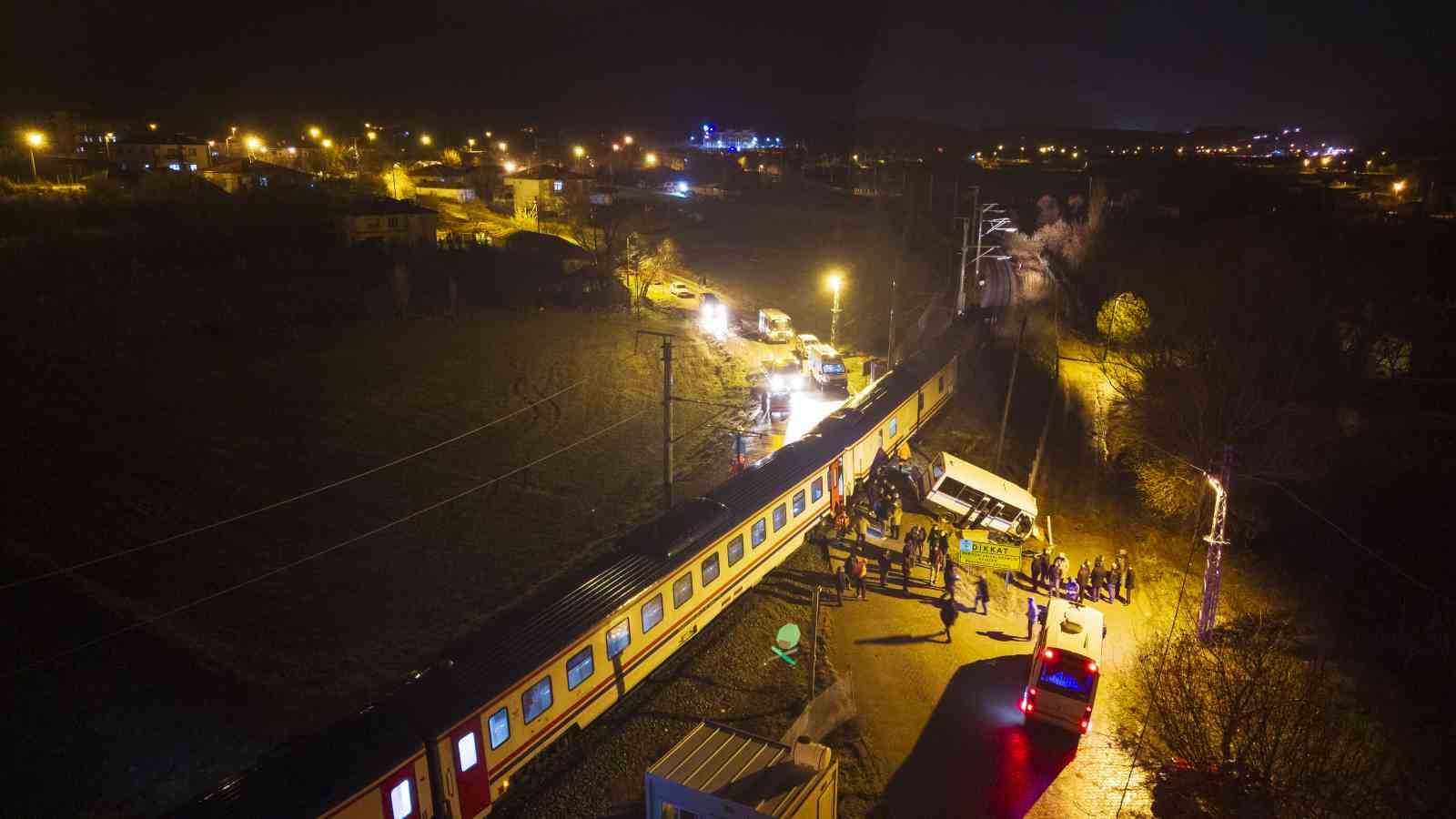 Hemzemin geçitte mahsur kalan dolmuşa tren çarptı, sürücü saniyelerle kurtuldu... Feci kaza kamerada
