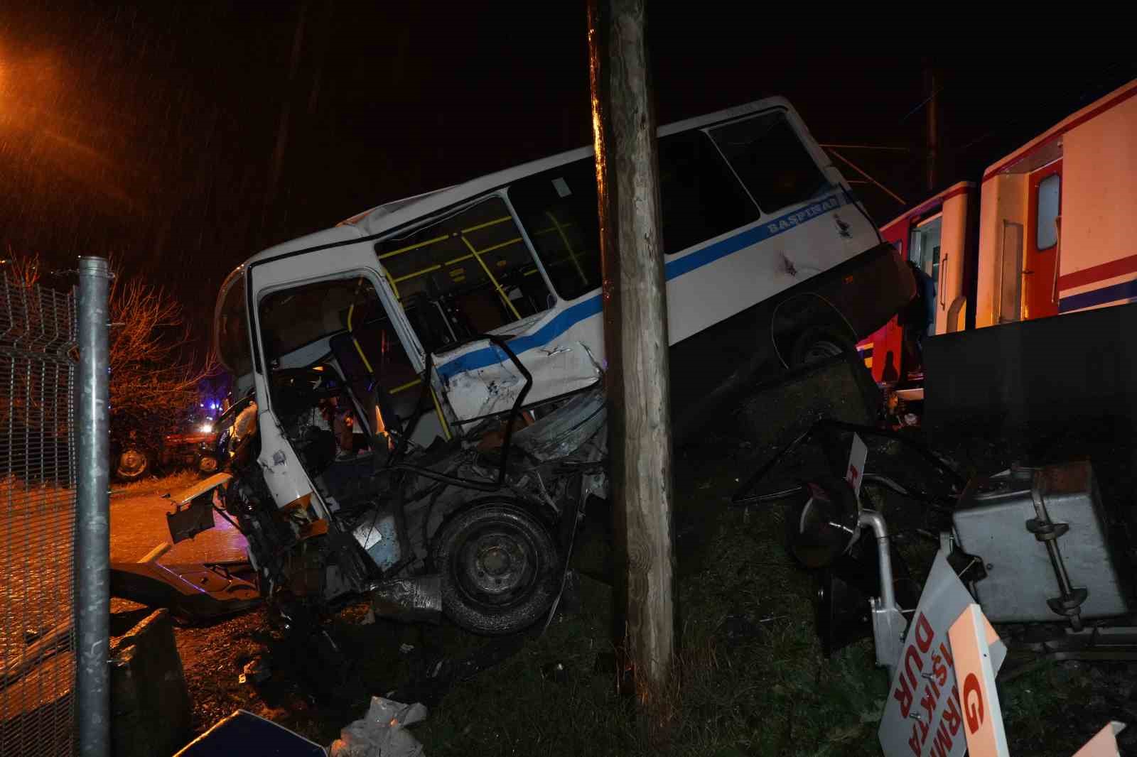 Hemzemin geçitte mahsur kalan dolmuşa tren çarptı, sürücü saniyelerle kurtuldu... Feci kaza kamerada
