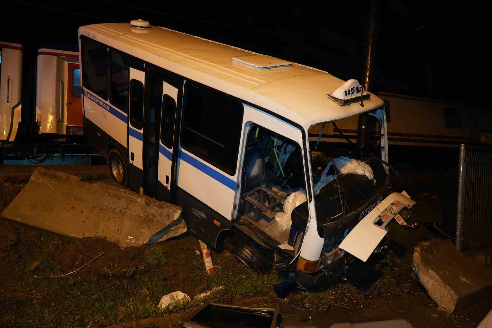 Hemzemin geçitte mahsur kalan dolmuşa tren çarptı, sürücü saniyelerle kurtuldu... Feci kaza kamerada
