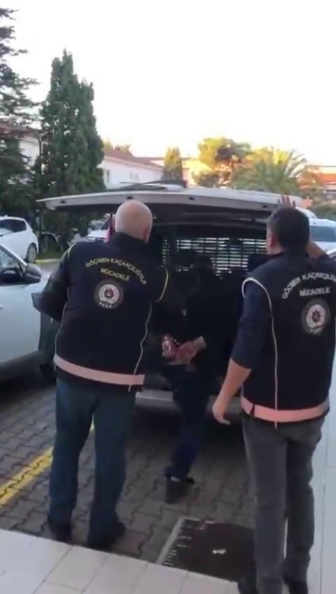 Hendek’te minibüs kasasındaki göçmenleri polis yakaladı
