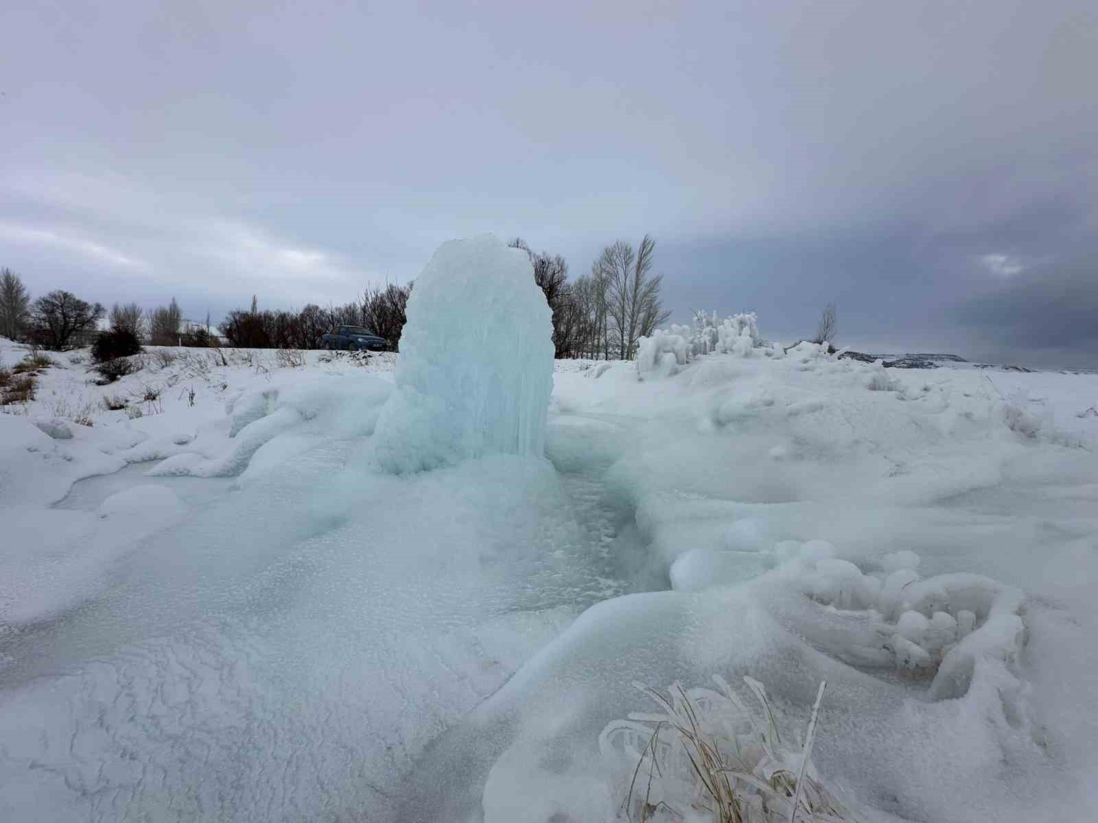Hınıs’ta 4 metrelik buz kütlesi dikkat çekti
