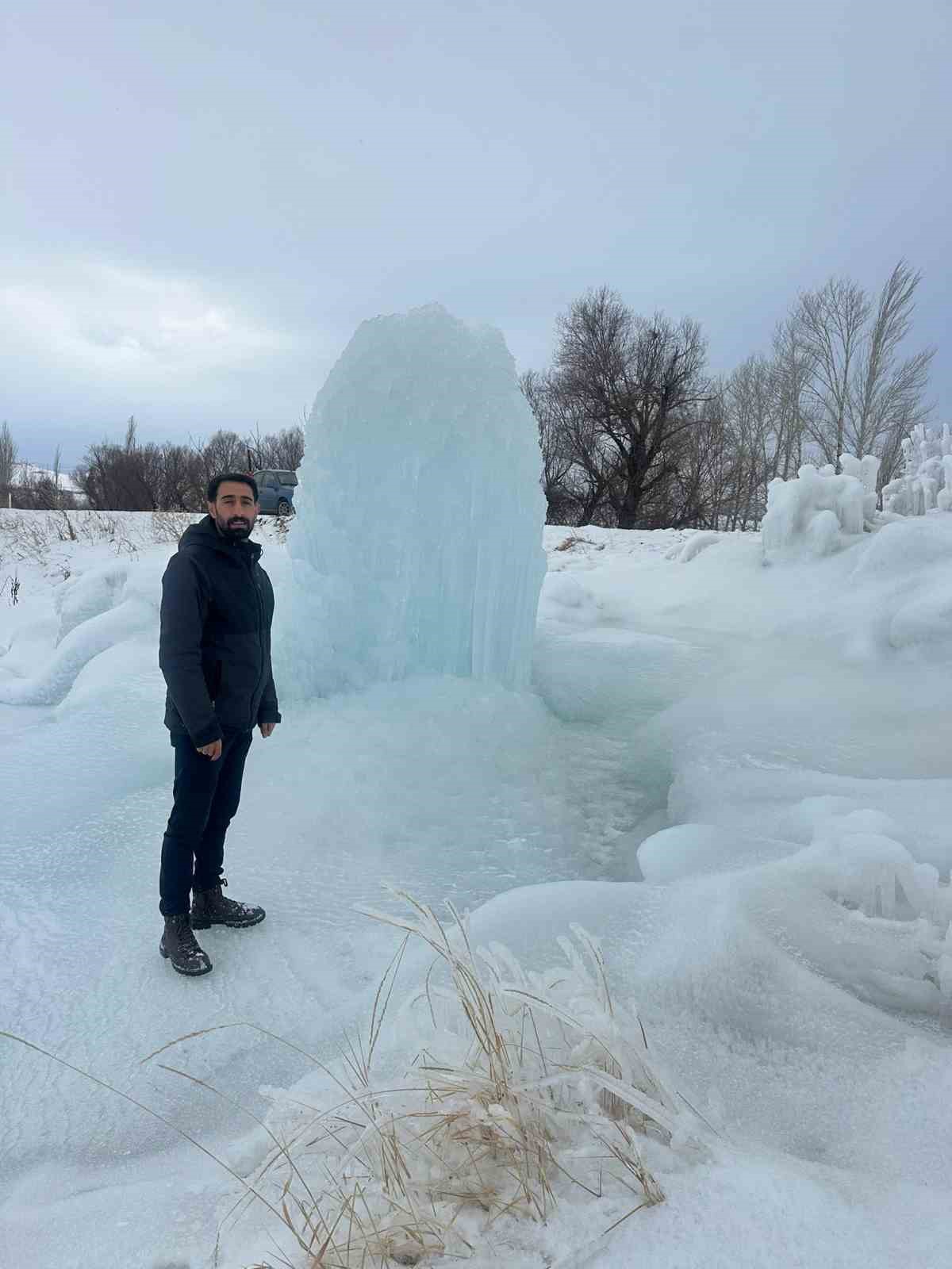 Hınıs’ta 4 metrelik buz kütlesi dikkat çekti
