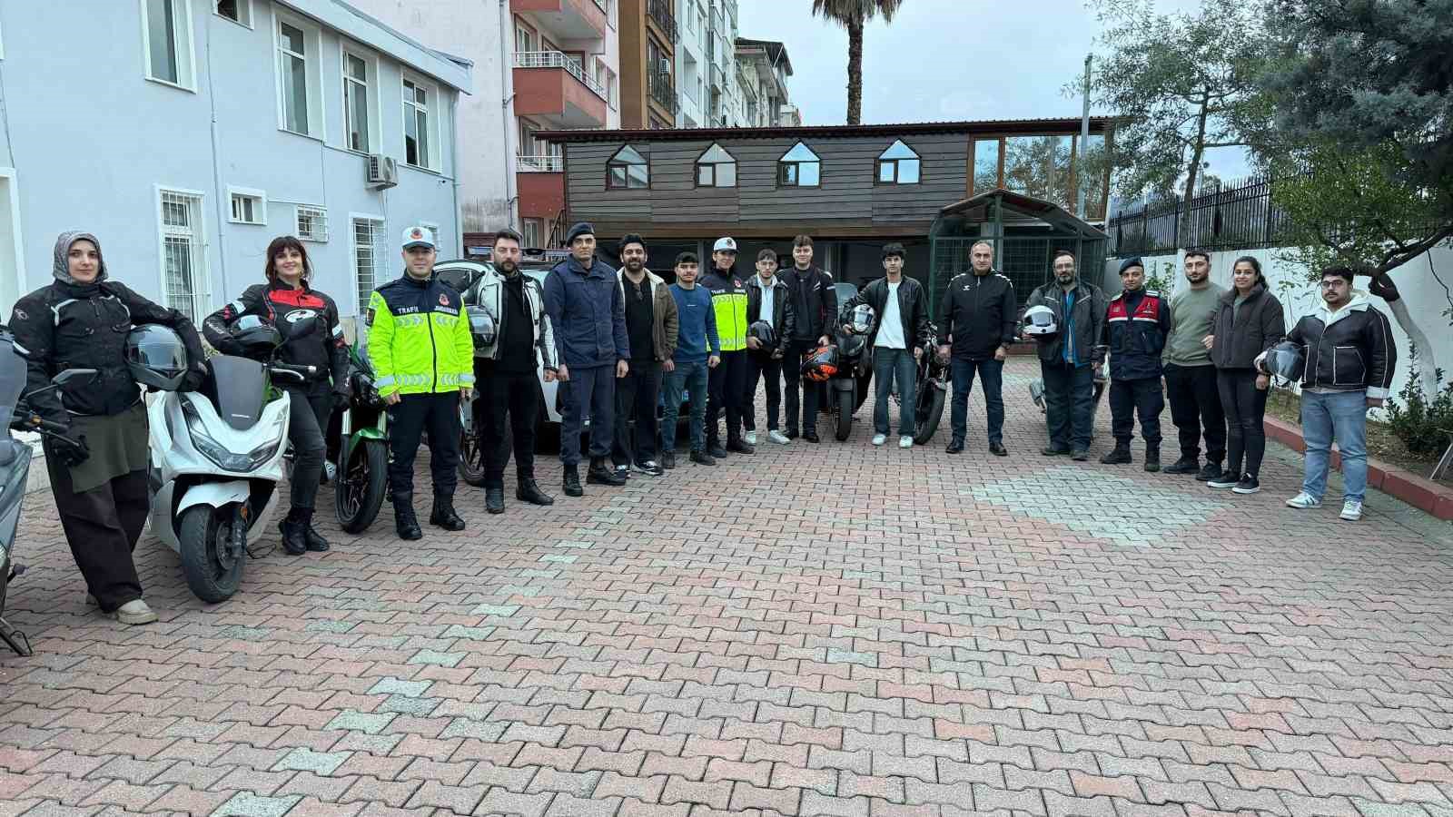 İlçede motosiklet sürücüsü artınca çareyi güvenli sürüş eğitimi vermekte buldular
İlçede motosiklet sürücüsü artınca çareyi güvenli sürüş eğitimi vermekte buldular