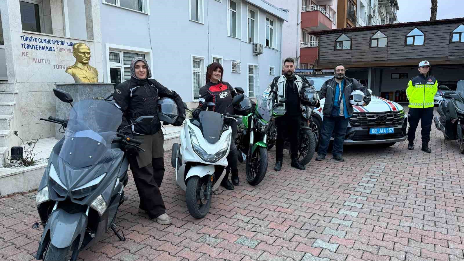 İlçede motosiklet sürücüsü artınca çareyi güvenli sürüş eğitimi vermekte buldular
İlçede motosiklet sürücüsü artınca çareyi güvenli sürüş eğitimi vermekte buldular