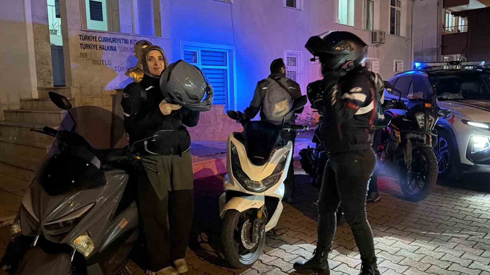 İlçede motosiklet sürücüsü artınca çareyi güvenli sürüş eğitimi vermekte buldular
İlçede motosiklet sürücüsü artınca çareyi güvenli sürüş eğitimi vermekte buldular