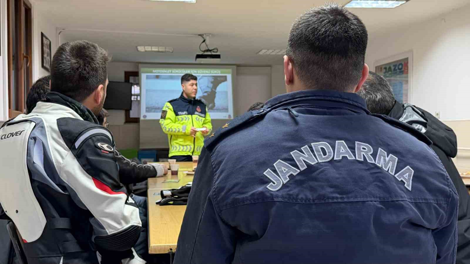 İlçede motosiklet sürücüsü artınca çareyi güvenli sürüş eğitimi vermekte buldular
İlçede motosiklet sürücüsü artınca çareyi güvenli sürüş eğitimi vermekte buldular