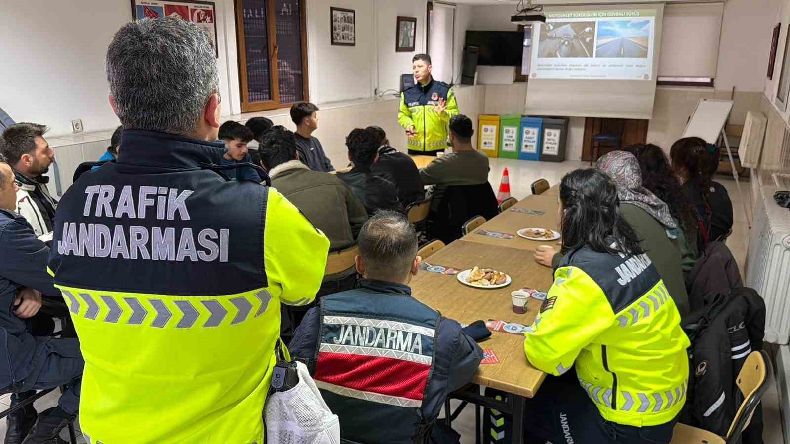 İlçede motosiklet sürücüsü artınca çareyi güvenli sürüş eğitimi vermekte buldular
İlçede motosiklet sürücüsü artınca çareyi güvenli sürüş eğitimi vermekte buldular