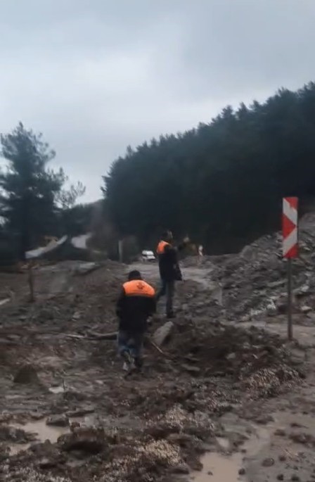 İnebolu-Doğanyurt-Cide karayolu heyelan sebebiyle ulaşıma kapandı
İnebolu-Doğanyurt-Cide karayolu heyelan sebebiyle ulaşıma kapandı