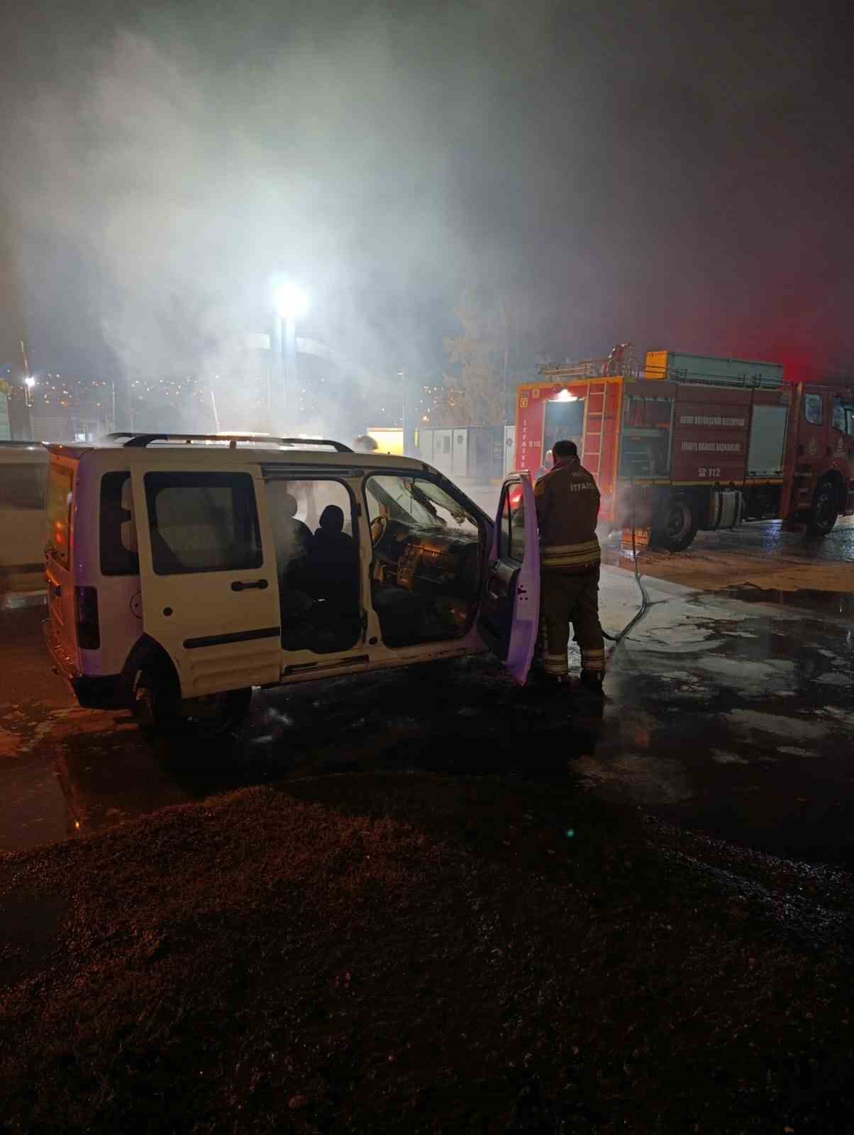 İskenderun’da seyir halindeki araç alevlere teslim oldu
