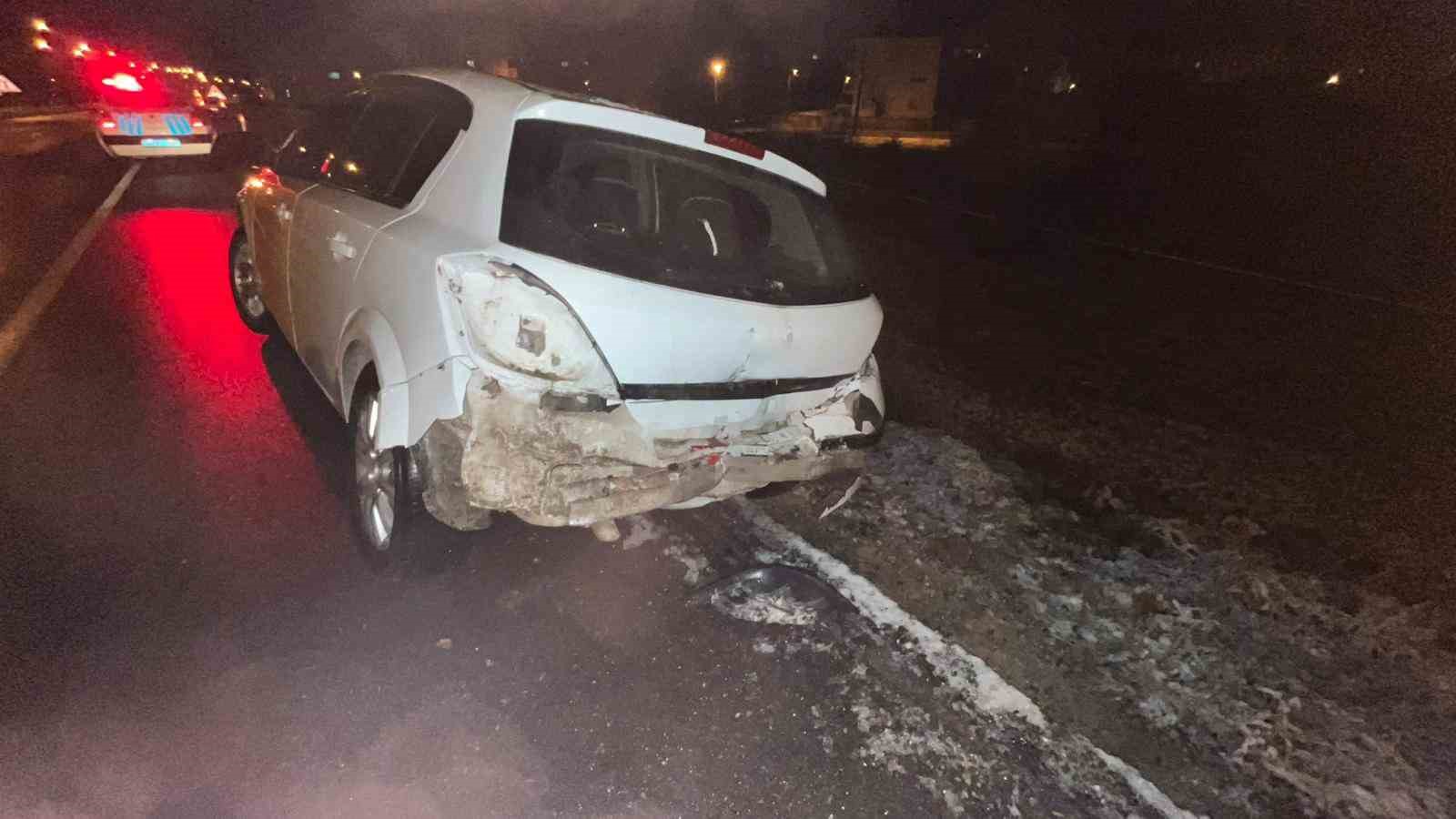 Isparta’da iki otomobil çarpıştı: 3 yaralı
