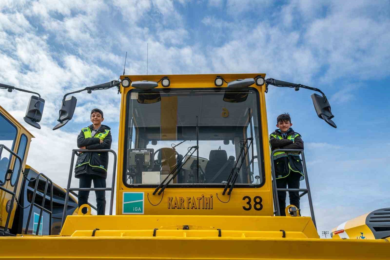 İstanbul Havalimanı’nda pistteki kar miktarı ‘anlık’ takip ediliyor
İstanbul Havalimanı’nda pistteki kar miktarı ‘anlık’ takip ediliyor