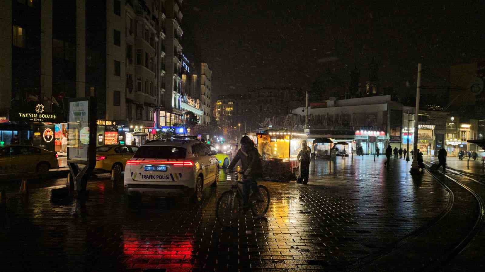 İstanbul’da gün boyu beklenen kar yağışı gece saatlerinde etkisini gösterdi
