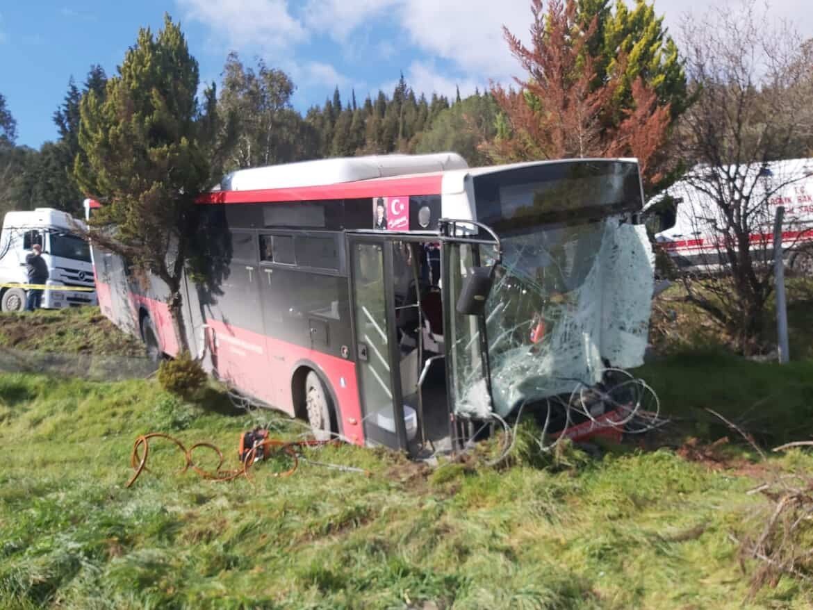 İzmir’de belediye otobüsü ile panelvan çarpıştı: 1 ölü, 8 yaralı
İzmir’de belediye otobüsü ile panelvan çarpıştı: 1 ölü, 8 yaralı