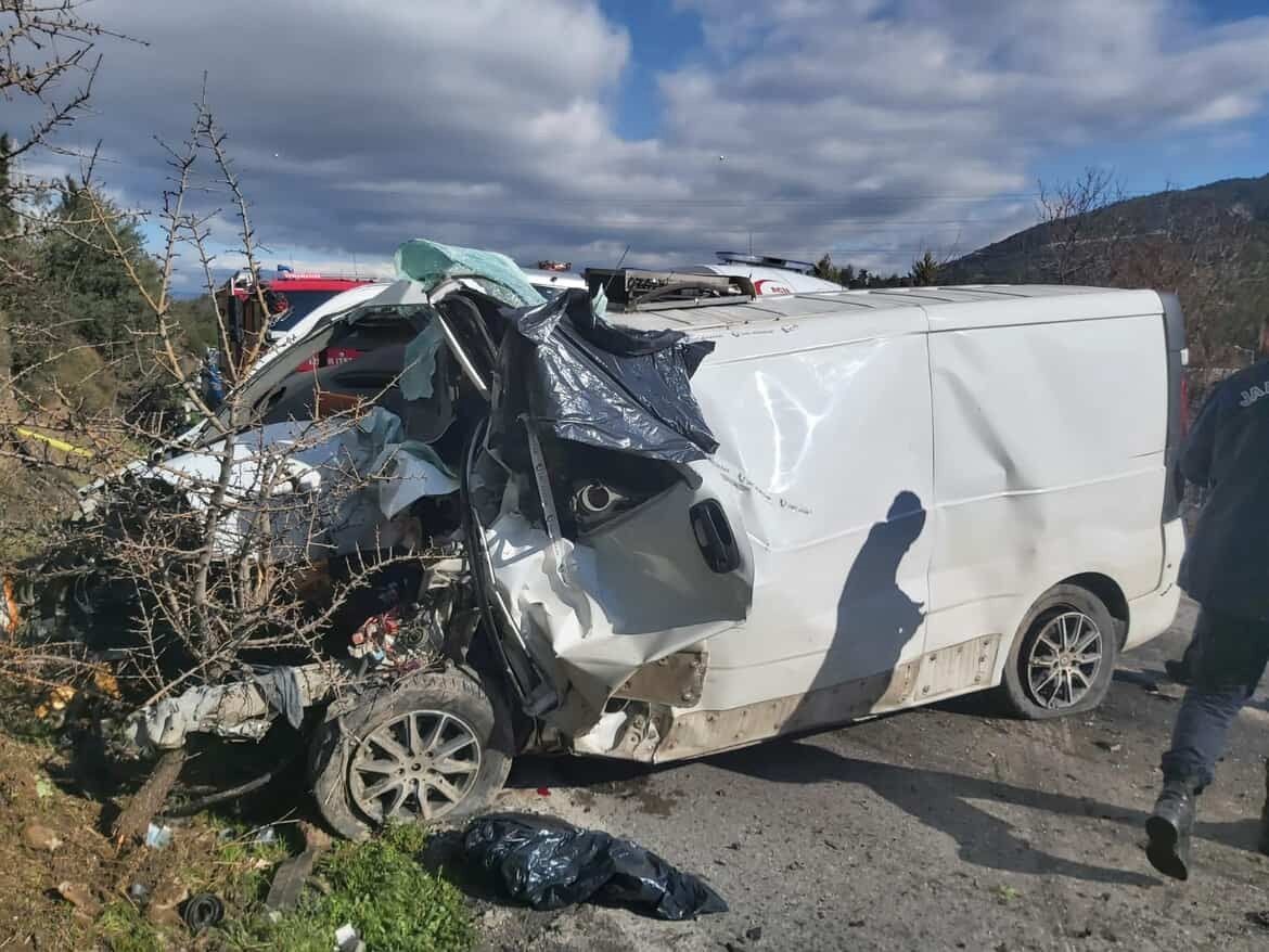 İzmir’de belediye otobüsü ile panelvan çarpıştı: 1 ölü, 8 yaralı
İzmir’de belediye otobüsü ile panelvan çarpıştı: 1 ölü, 8 yaralı