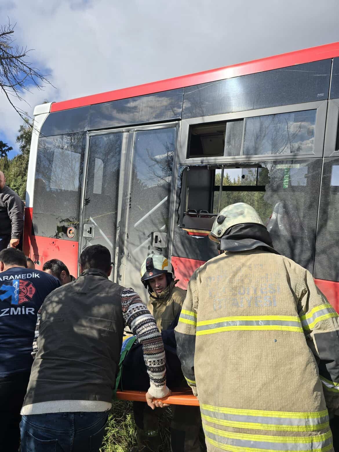 İzmir’de belediye otobüsü ile panelvan çarpıştı: 1 ölü, 8 yaralı
İzmir’de belediye otobüsü ile panelvan çarpıştı: 1 ölü, 8 yaralı