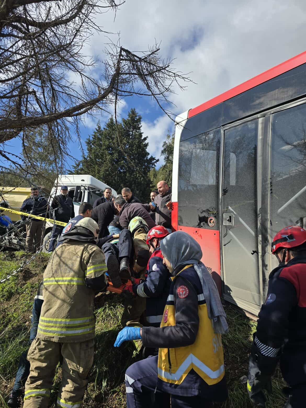 İzmir’de belediye otobüsü ile panelvan çarpıştı: 1 ölü, 8 yaralı
İzmir’de belediye otobüsü ile panelvan çarpıştı: 1 ölü, 8 yaralı