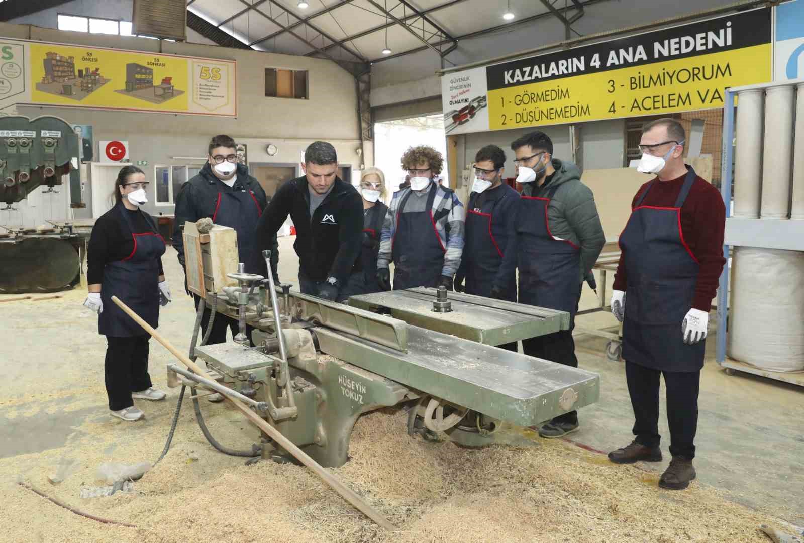 Kadın mobilya ustaları yetişiyor: 12 yıl öğretmenlikten sonra marangoz oldu
