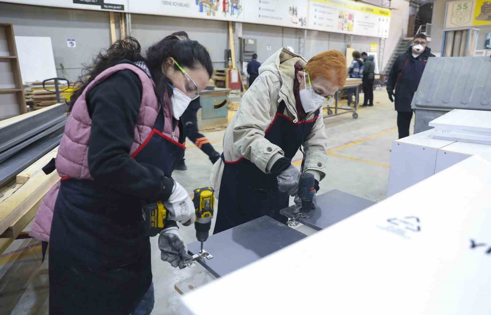 Kadın mobilya ustaları yetişiyor: 12 yıl öğretmenlikten sonra marangoz oldu
