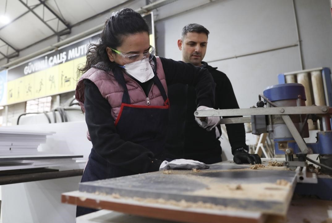 Kadın mobilya ustaları yetişiyor: 12 yıl öğretmenlikten sonra marangoz oldu
