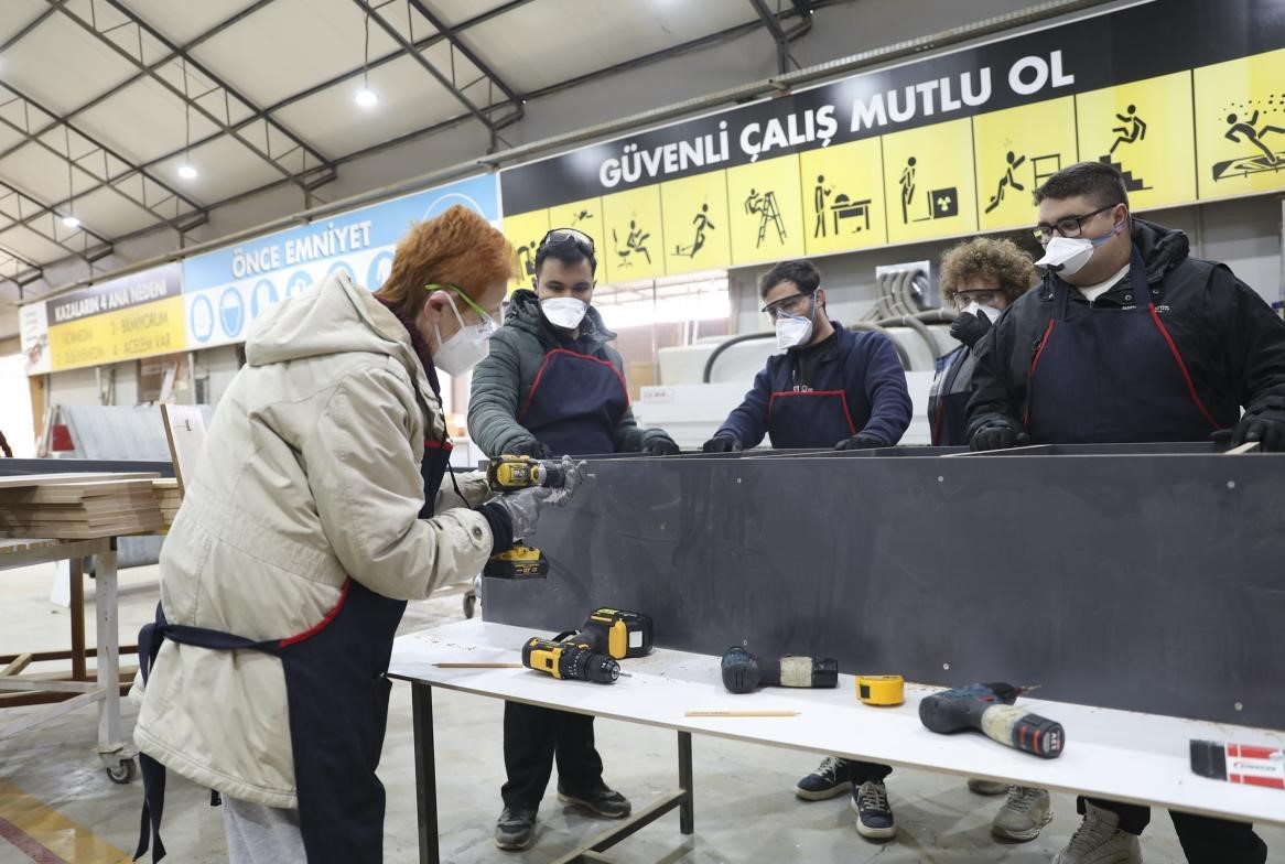 Kadın mobilya ustaları yetişiyor: 12 yıl öğretmenlikten sonra marangoz oldu
