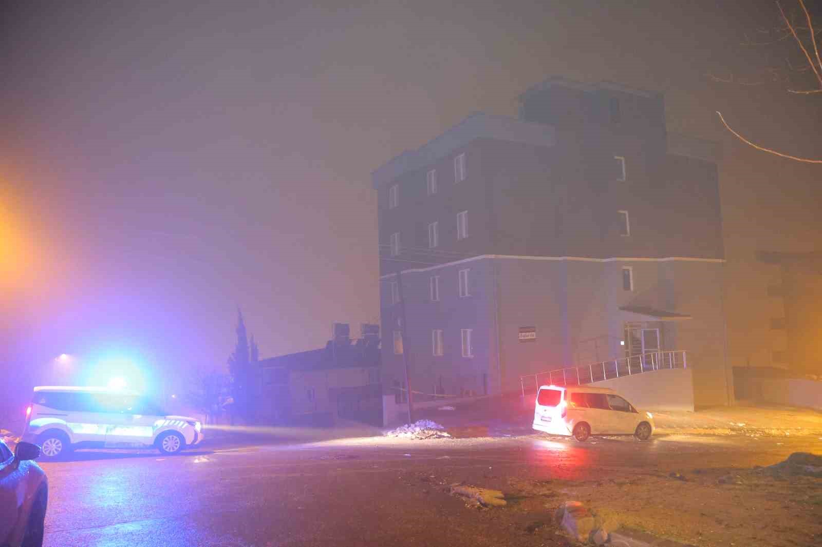 Kahramanmaraş’ta istinat duvarı çöktü binadakiler tahliye edildi
