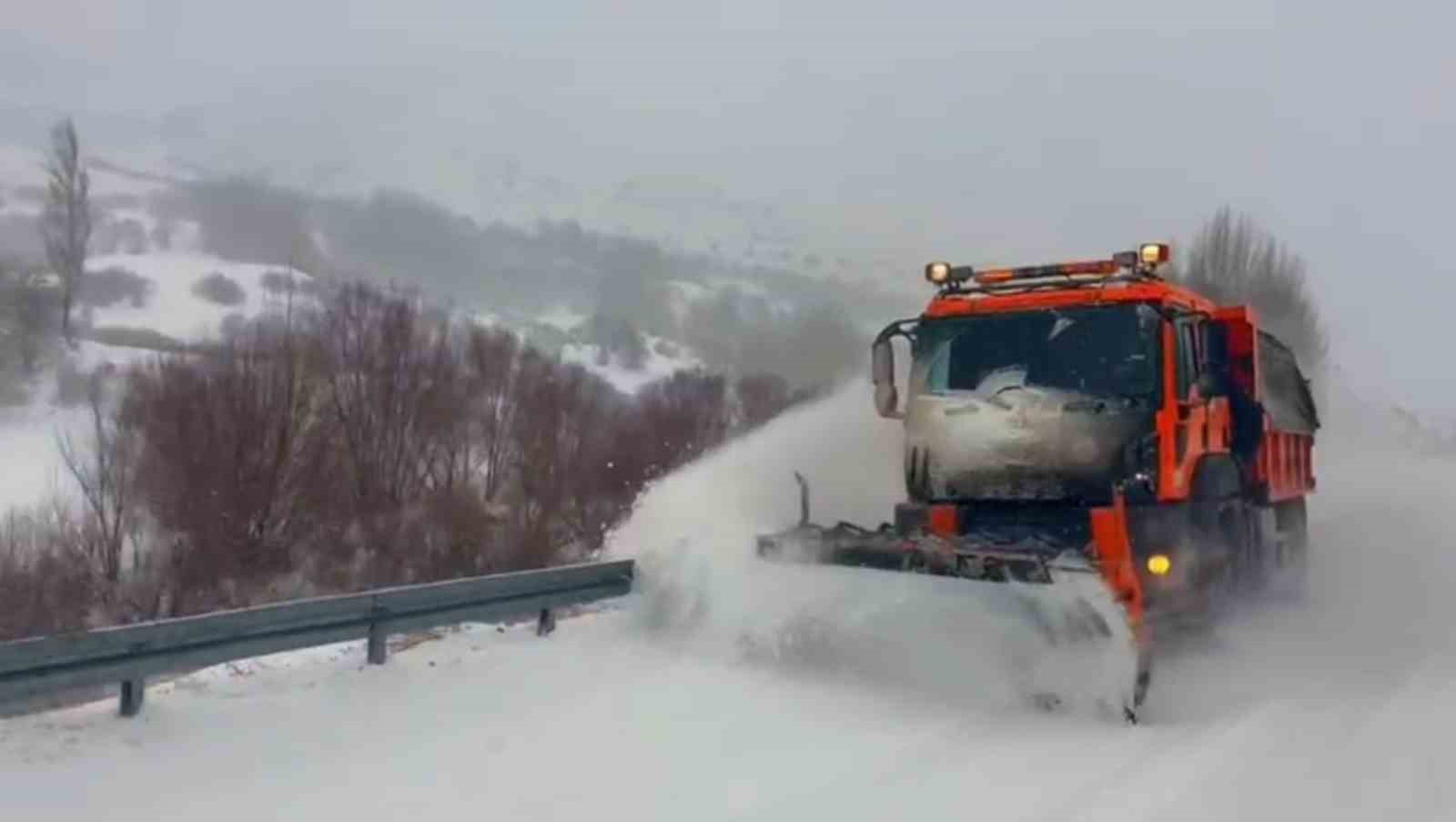 Kar durmadı, Karayolları ekipleri gece gündüz sahada
