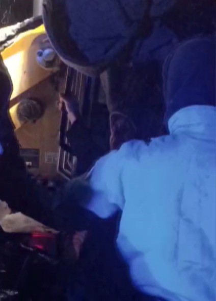 Karla kapanan yol açıldı, zehirlenen vatandaş kurtarıldı
