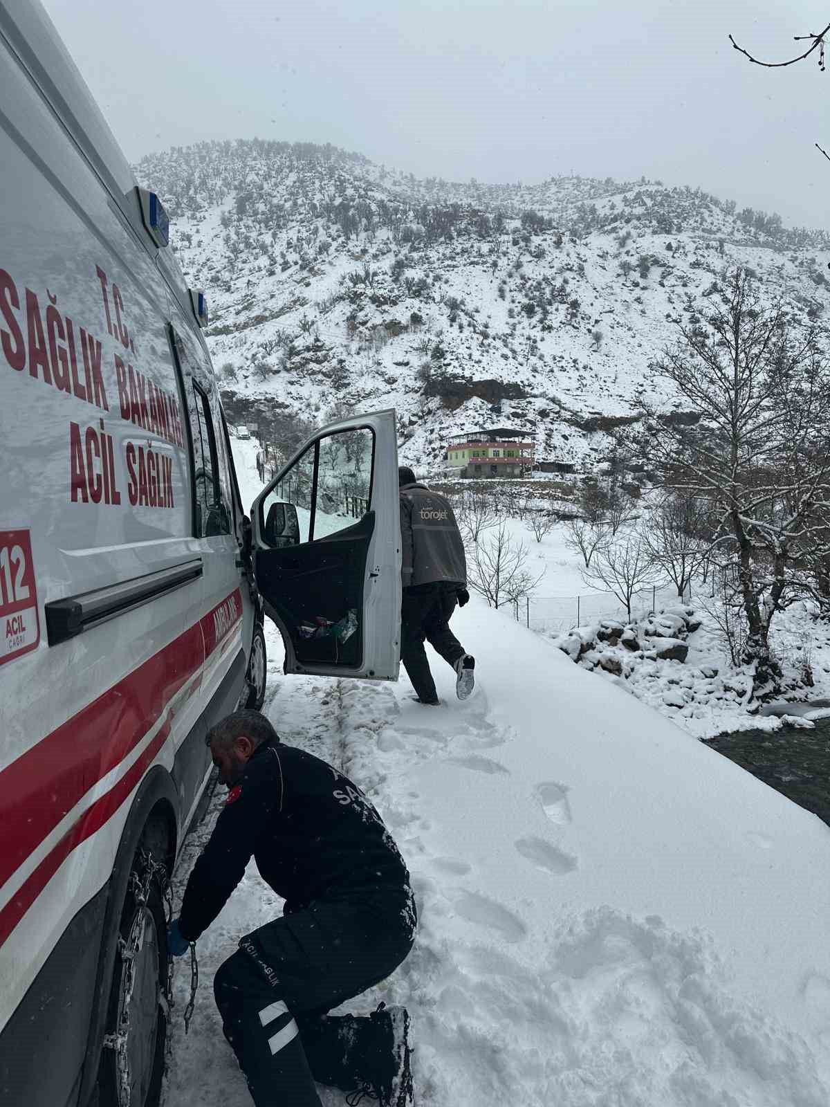 Karla kaplı mezrada hastaya ulaşmak için zamanla yarıştılar
