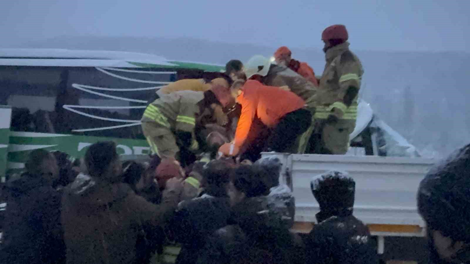 Karlı yolda kayan otobüs tıra çarptı: Yolcuları kurtarma çalışmaları sürüyor
Karlı yolda kayan otobüs tıra çarptı: Yolcuları kurtarma çalışmaları sürüyor